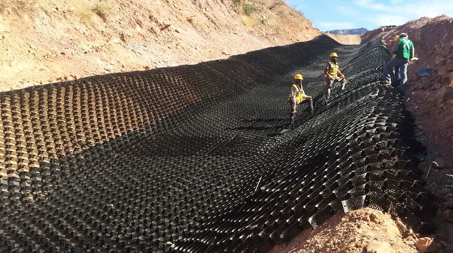 Geozellen als Erosionsschutz in einem Wasserkanal