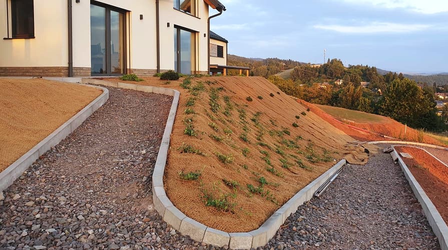 Erosionsschutznetze und -matten im Garten