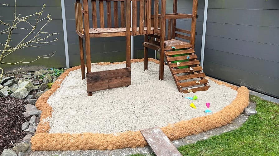 Rasenkante aus einer Kokoswalze